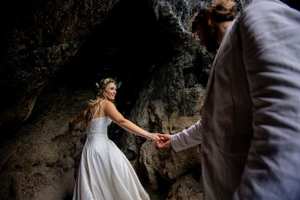 Novia de boda en Costa Rica entrando una cueva