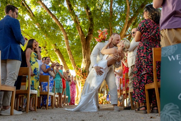 Pareja de boda en una ceremonia enfrente de un arbol en Costa Rica