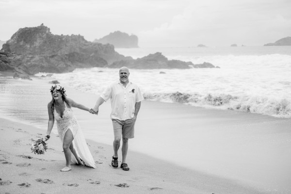 Novia después de ceremonia de boda en la playa.