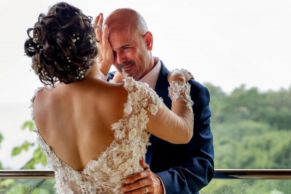 Padre de la novia llora durante el first look en una boda en Costa Rica.