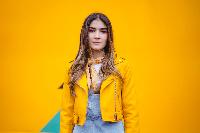 Angie amarillo sobre amarillo