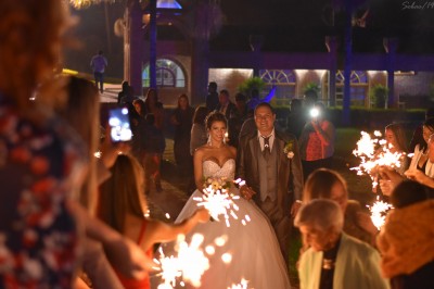Familia y amigos recibiendo a los novios
